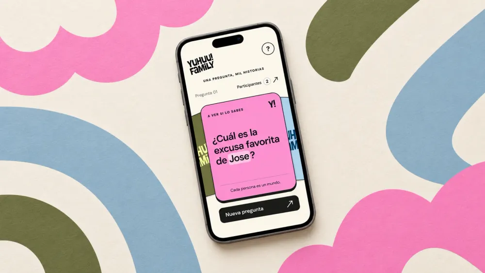 Móvil con Yuhuu! family sobre un fondo de curvas rosa, azul y oliva. La carta pregunta: ¿Cuál es la excusa favorita de Jose?